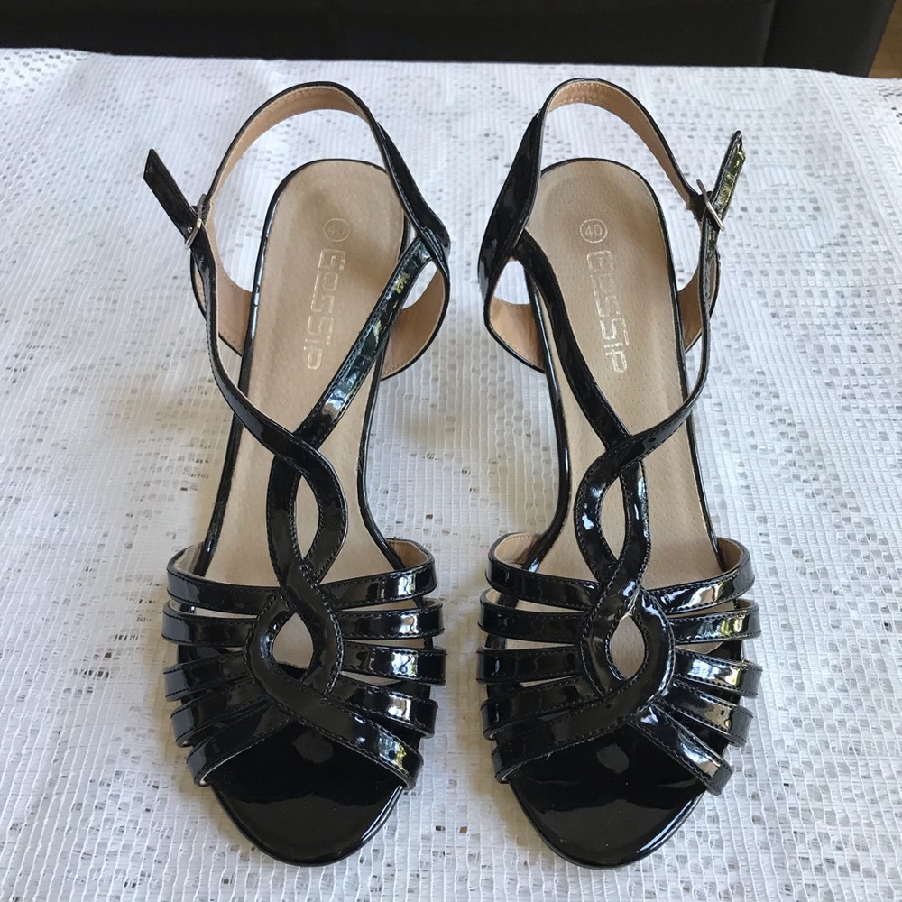 Black patent strappy sandal ⭐️SALE 2/$15⭐️
